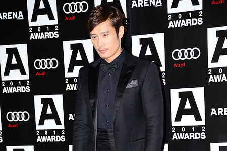 A-Awards受賞のイ・ビョンホン、頭から足先まで黒ずくめで授賞式に出席