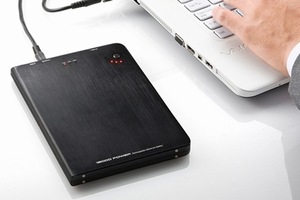 ノートパソコンの稼働時間を最大5.5時間延長でき、スマートフォン・タブレットの充電にも対応した携帯型バッテリー「大容量モバイルバッテリー 700-BTL011」。