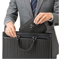 ノートパソコンの稼働時間を最大5.5時間延長でき、スマートフォン・タブレットの充電にも対応した携帯型バッテリー「大容量モバイルバッテリー 700-BTL011」。 ノートパソコンの稼働時間を最大5.5時間延長でき、スマートフォン・タブレットの充電にも対応した携帯型バッテリー「大容量モバイルバッテリー 700-BTL011」。