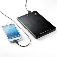 ノートパソコンの稼働時間を最大5.5時間延長でき、スマートフォン・タブレットの充電にも対応した携帯型バッテリー「大容量モバイルバッテリー 700-BTL011」。 ノートパソコンの稼働時間を最大5.5時間延長でき、スマートフォン・タブレットの充電にも対応した携帯型バッテリー「大容量モバイルバッテリー 700-BTL011」。