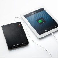 ノートパソコンの稼働時間を最大5.5時間延長でき、スマートフォン・タブレットの充電にも対応した携帯型バッテリー「大容量モバイルバッテリー 700-BTL011」。 ノートパソコンの稼働時間を最大5.5時間延長でき、スマートフォン・タブレットの充電にも対応した携帯型バッテリー「大容量モバイルバッテリー 700-BTL011」。