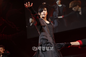 SS501のパク・ジョンミンが、18日と19日の2日間、東京ドームシティーホールでROMEOとパク・ジョンミンの2つの魅力を披露し、5千人のファンを魅了した。 SS501のパク・ジョンミンが、18日と19日の2日間、東京ドームシティーホールでROMEOとパク・ジョンミンの2つの魅力を披露し、5千人のファンを魅了した。
