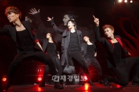 SS501のパク・ジョンミンが、18日と19日の2日間、東京ドームシティーホールでROMEOとパク・ジョンミンの2つの魅力を披露し、5千人のファンを魅了した。 SS501のパク・ジョンミンが、18日と19日の2日間、東京ドームシティーホールでROMEOとパク・ジョンミンの2つの魅力を披露し、5千人のファンを魅了した。