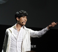 SS501のパク・ジョンミンが、18日と19日の2日間、東京ドームシティーホールでROMEOとパク・ジョンミンの2つの魅力を披露し、5千人のファンを魅了した。 SS501のパク・ジョンミンが、18日と19日の2日間、東京ドームシティーホールでROMEOとパク・ジョンミンの2つの魅力を披露し、5千人のファンを魅了した。