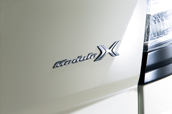 N BOX Modulo X 専用エンブレム(画像:ホンダ) N BOX Modulo X 専用エンブレム(画像:ホンダ)