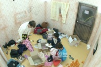 世界のK-POPを率いる先頭走者であり、各種バラエティー番組では並みならぬ才能やトーク力を発揮している最強芸能アイドルSUPER JUNIORが、『上流社会』の屋根裏部屋に入居した。