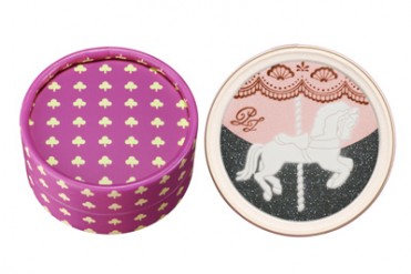 ポール＆ジョーから春の新作コスメが限定発売、回転木馬が踊るロマンティックなアイカラーやリップなど