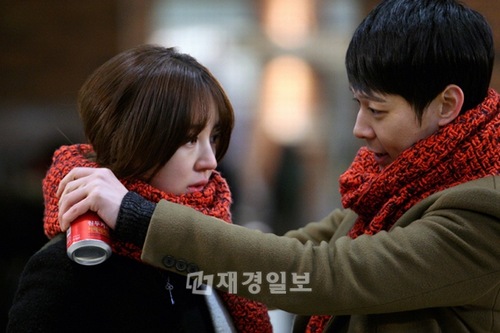 MBC水木ドラマ『会いたい』では、パク・ユチョン＆ユン・ウネの甘いクリスマスデートのスチールカットが公開された。写真=イギムプロダクション