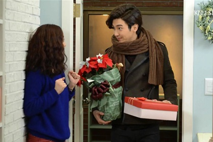 ドラマ『ドラマの帝王』のSUPER JUNIORチェ・シウォンの“賄賂シリーズ”が話題だ。