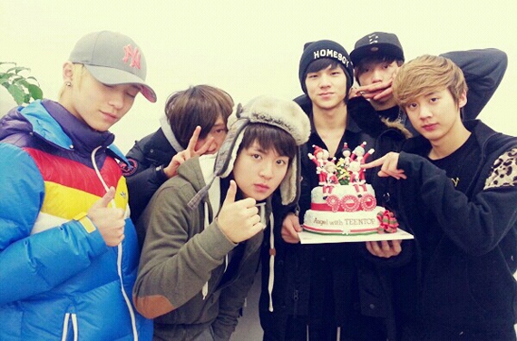 TEENTOP（ティーントップ）がデビュー900日を迎え、ファン達から特別なプレゼントをもらった。写真＝TEENTOP me2day