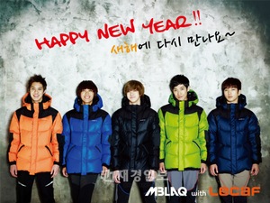 連日零下10度以下を記録し、雪まで降る寒さの中、㈱ファスン スポーツブランド ルカフが、保温性とスタイルに優れた「MBLAQ(エムブラック)グースダウンジャケット」を発売した。 連日零下10度以下を記録し、雪まで降る寒さの中、㈱ファスン スポーツブランド ルカフが、保温性とスタイルに優れた「MBLAQ(エムブラック)グースダウンジャケット」を発売した。