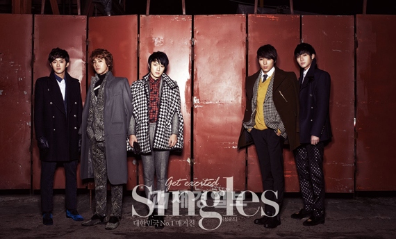 男性グループのFTISLANDが雑誌「シングルス」のインタビューで、アイドルとバンドの中間で生きる道を目指す決意を明かした。