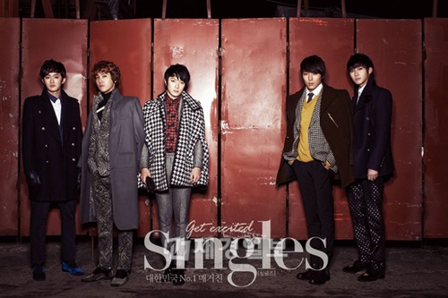 男性グループのFTISLANDが雑誌「シングルス」のインタビューで、アイドルとバンドの中間で生きる道を目指す決意を明かした。