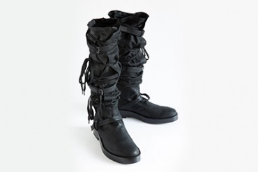 アン ドゥムルメステールが25年間の軌跡をたどる25足のシューズのアーカイブ展