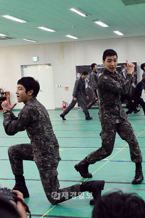 SUPER JUNIORイトゥク、軍創作ミュージカル『The Promise』の練習風景を公開（9） ユナク、イトゥク