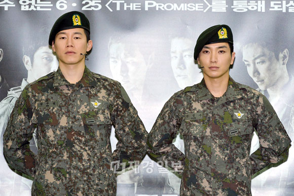 SUPER JUNIORイトゥク、軍創作ミュージカル『The Promise』の練習風景を公開（8） キム・ムヨル、イトゥク