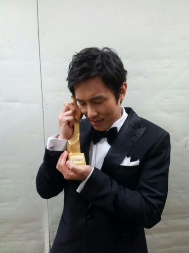 神話のメンバー、キム・ドンワンが、「KBS演技大賞」コメディードラマ部門で優秀演技賞を受賞した。写真＝ライブワークスカンパニーの公式ツイッター
