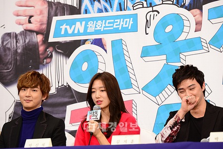 『隣のイケメン』制作発表会、パク・シネ、ユン・シユンらが出席