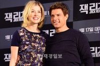 映画『アウトロー』、主演のトム・クルーズらが釜山でプロモーション ロザムンド・パイク、トム・クルーズ（24）