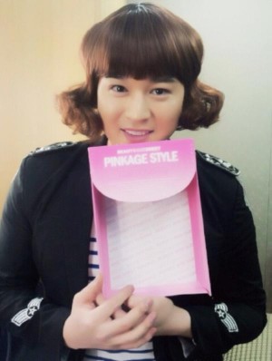 SUPER JUNIORシンドンがカワイイ（？）女装姿で新年の挨拶を行った。写真＝シンドンのツイッターより