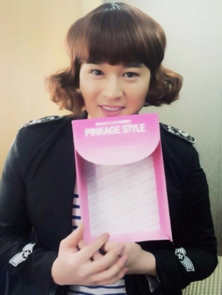 SUPER JUNIORシンドンがカワイイ（？）女装姿で新年の挨拶を行った。写真＝シンドンのツイッターより