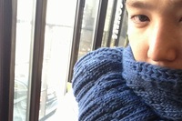 SUPER JUNIORカンインが半袖シャツに厚手のマフラーというユニークなファッションの写真を公開した。写真＝カンインのツイッターより