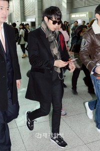 JYJパク・ユチョン、全身ブラックのシックな空港ファッション