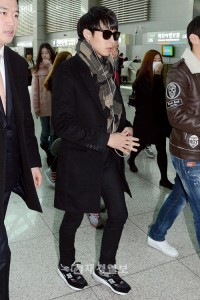 JYJパク・ユチョン、全身ブラックのシックな空港ファッション