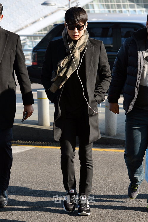 JYJパク・ユチョン、全身ブラックのシックな空港ファッション（3）