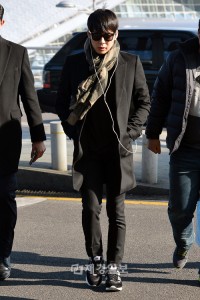 JYJパク・ユチョン、全身ブラックのシックな空港ファッション