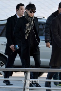 JYJパク・ユチョン、全身ブラックのシックな空港ファッション