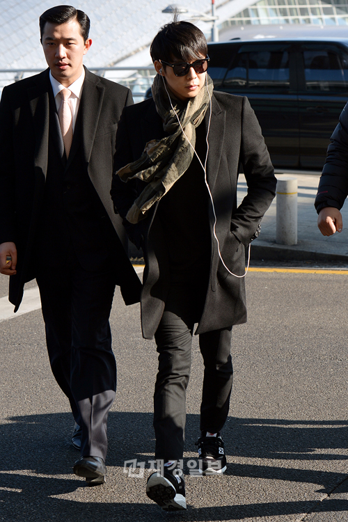 JYJパク・ユチョン、全身ブラックのシックな空港ファッション（1）