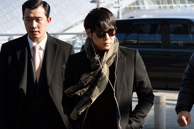 JYJパク・ユチョン、全身ブラックのシックな空港ファッション