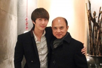 キム・ヒョンジュン（マンネ）が、世界的デザイナーのジミーチュウと韓国で再会した。