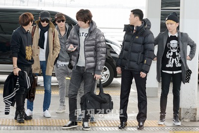 SHINee、ゴールデンディスク賞授賞式に向けた空港ファッション