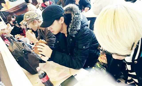 男性アイドルグループTEENTOP(ティーントップ)の空港での微笑ましい写真が公開された。写真＝TEENTOPのツイッターより