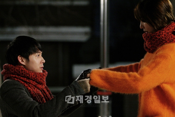 MBC水木ドラマ『会いたい』のパク・ユチョン＆ユン・ウネが、二人だけの思い出の詰まった公園で楽しいひとときを過ごす姿が公開され目を引いている。写真=イギムプロダクション