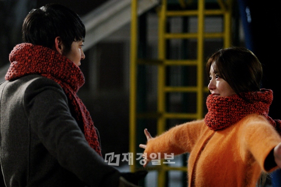 MBC水木ドラマ『会いたい』のパク・ユチョン＆ユン・ウネが、二人だけの思い出の詰まった公園で楽しいひとときを過ごす姿が公開され目を引いている。写真=イギムプロダクション