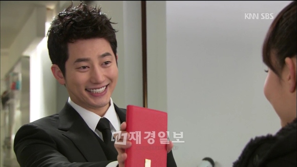 ジャンティエルシャ役で女心を虜にしている俳優のパク・シフが、ロマンチックな告白とともにプレゼントのセンスまで発揮した。写真＝SBS終末ドラマ『清潭洞アリス』のキャプチャ