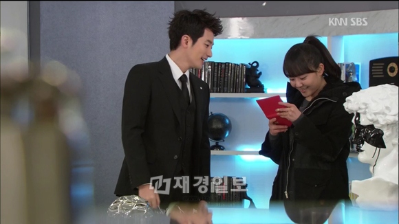 ジャンティエルシャ役で女心を虜にしている俳優のパク・シフが、ロマンチックな告白とともにプレゼントのセンスまで発揮した。写真＝SBS終末ドラマ『清潭洞アリス』のキャプチャ