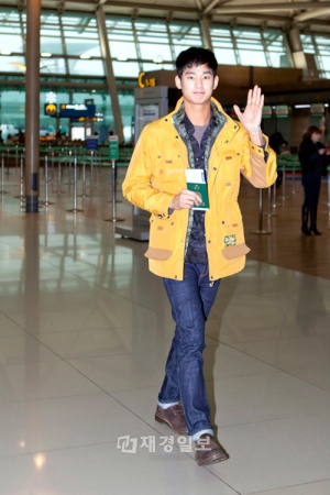 キム・スヒョンの空港ファッションが話題だ。 キム・スヒョンの空港ファッションが話題だ。