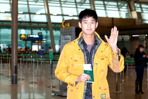 キム・スヒョンの空港ファッションが話題だ。