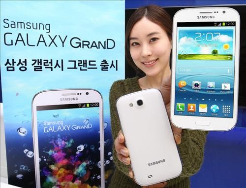 韓国サムスン電子は、5インチ普及型スマートフォン「GALAXY GRAND（ギャラクシーグランド）」を、携帯キャリア3社を通じて発売すると伝えた。