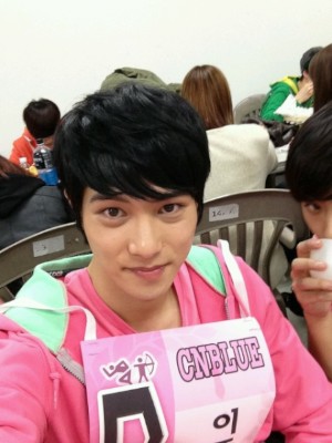 CNBLUEのジョンヒョンが夕食時の自分撮り写真を公開した。写真＝CNBLUEのツイッターより