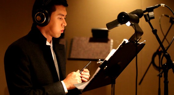 俳優ヒョンビンのナレーション収録風景が公開された。