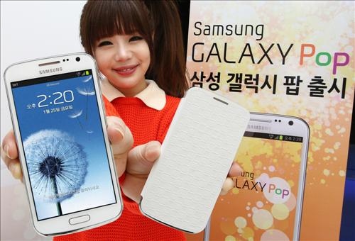 サムスン電子は30日、4.65インチ画面を搭載したスマートフォンGalaxy Pop(SHV-E220S)を、韓国通信事業者SKテレコムを通じて発売すると発表した。