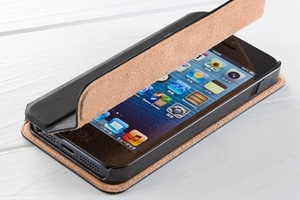 サンワサプライは31日、フラップをクルッと巻いてスタンドにできる、手帳型のiPhone5ケース「iPhone5ケース（手帳型・スタンド機能付・SmartCover風）200-PDA112シリーズ」を発売した。