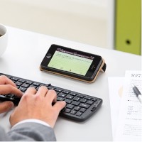 サンワサプライは31日、フラップをクルッと巻いてスタンドにできる、手帳型のiPhone5ケース「iPhone5ケース（手帳型・スタンド機能付・SmartCover風）200-PDA112シリーズ」を発売した。