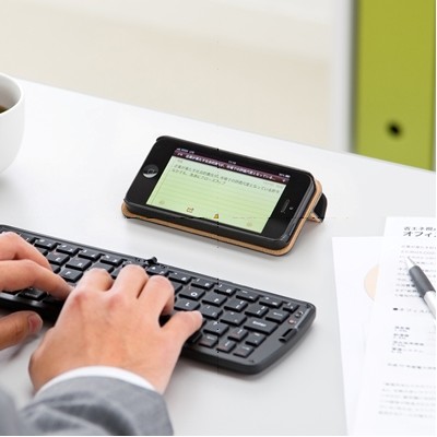 サンワサプライは31日、フラップをクルッと巻いてスタンドにできる、手帳型のiPhone5ケース「iPhone5ケース(手帳型・スタンド機能付・SmartCover風)200-PDA112シリーズ」を発売した。 サンワサプライは31日、フラップをクルッと巻いてスタンドにできる、手帳型のiPhone5ケース「iPhone5ケース(手帳型・スタンド機能付・SmartCover風)200-PDA112シリーズ」を発売した。