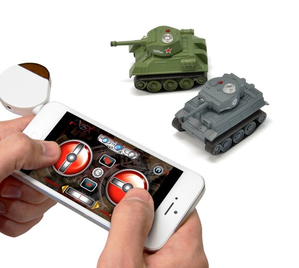 iPhone/iPadで操縦できる手のひらサイズの戦車型ラジコン「ラジ・コンバット USB 戦車RC for iPad/iPhone」